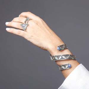 
                
                    Load image into Gallery viewer, AZUL SNAKE CUFF
                
            