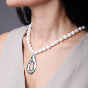
                
                    Load image into Gallery viewer, TEARDROP PEARL NECKLACE
                
            