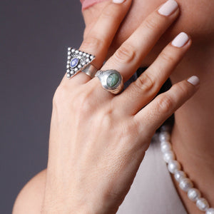 
                
                    Load image into Gallery viewer, EMERALD REVERIE SIGNET RING
                
            