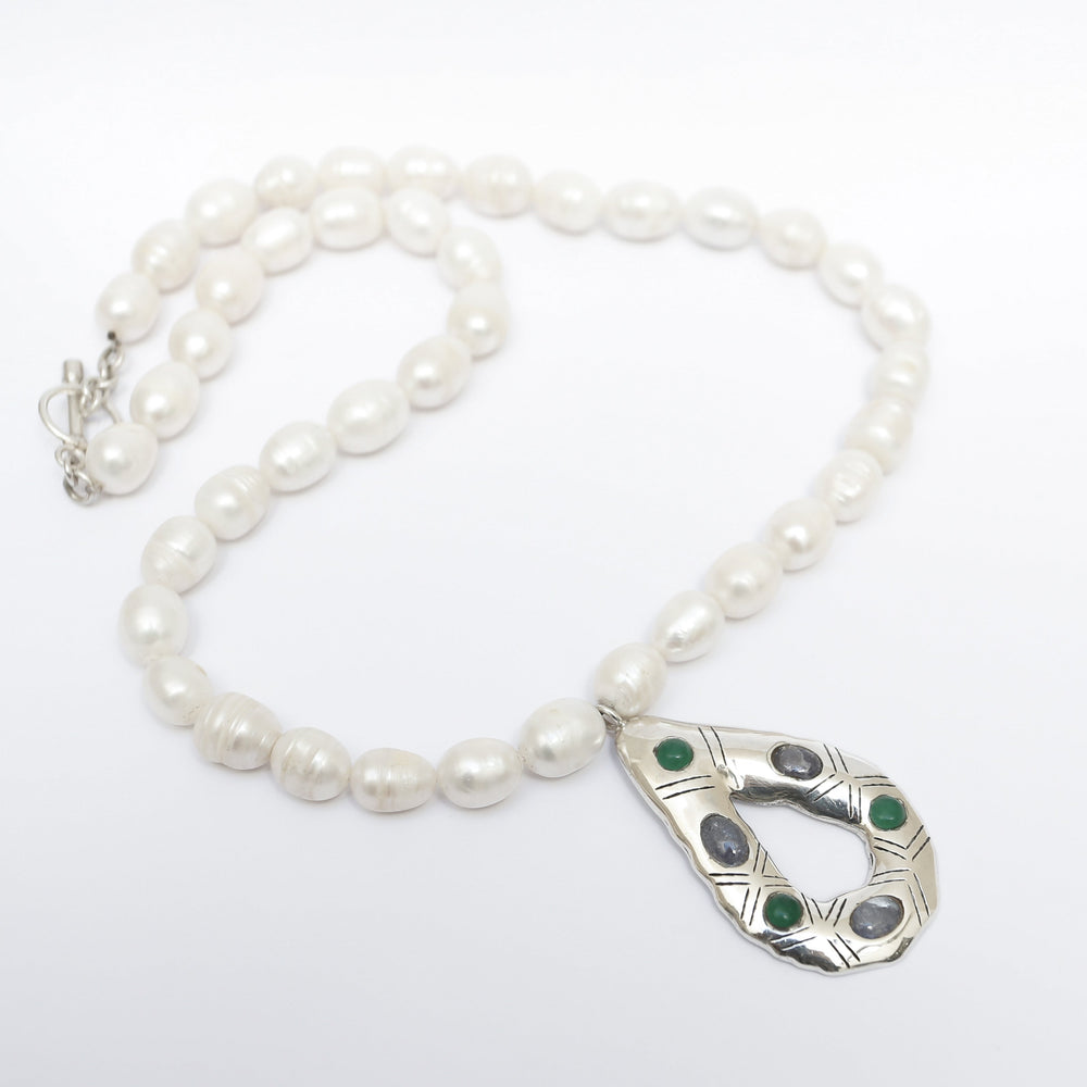 
                
                    Load image into Gallery viewer, TEARDROP PEARL NECKLACE
                
            