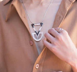 
                
                    Load image into Gallery viewer, Eben Jumper Necklace
                
            