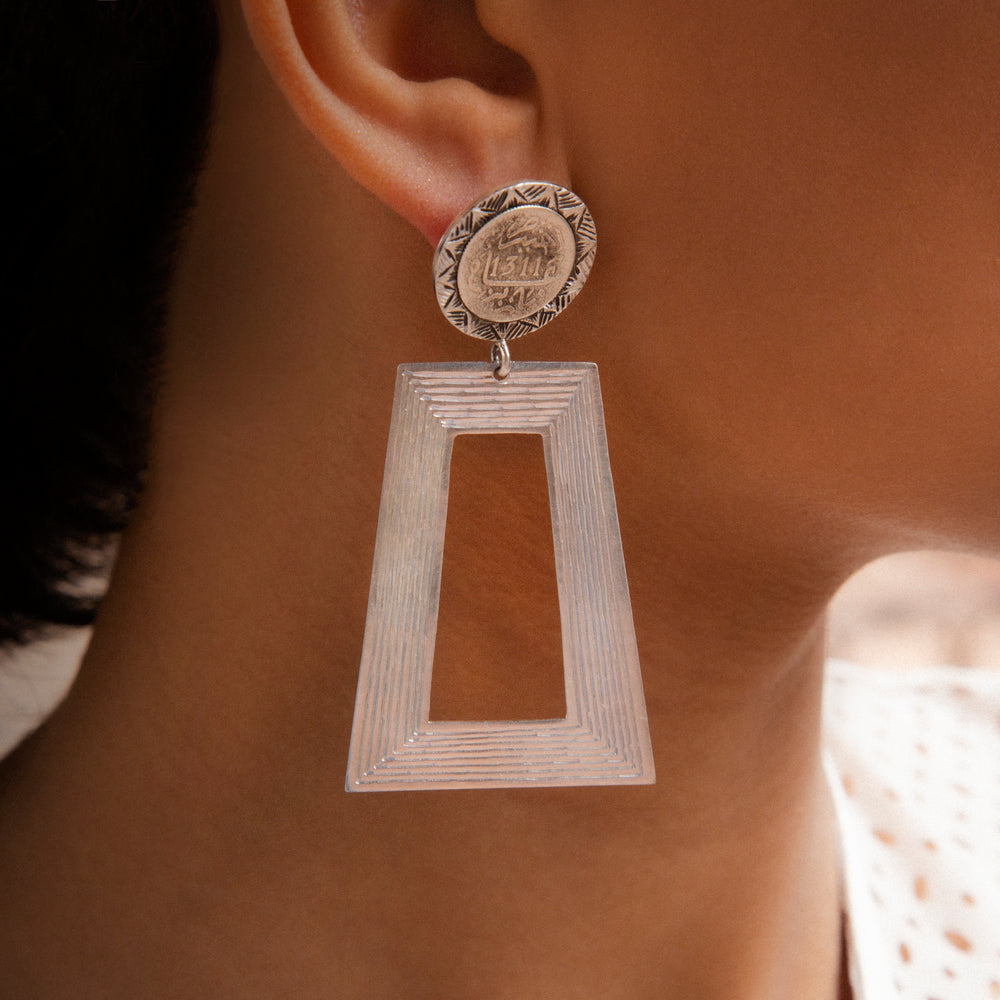 
                
                    Load image into Gallery viewer, TRAPEZOID COINS EARRINGS
                
            
