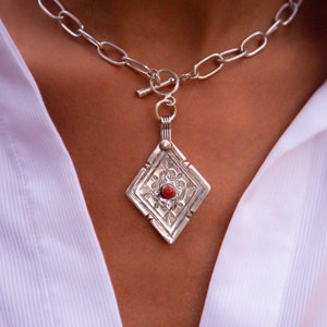 
                
                    Load image into Gallery viewer, DIAMOND CORAL NECKLACE
                
            
